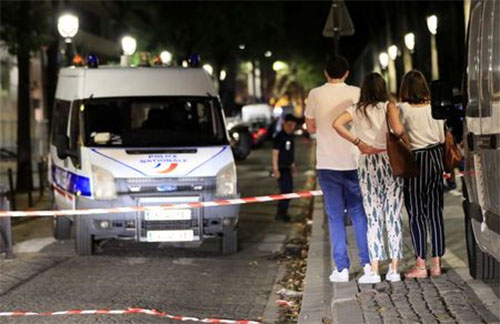 Un hombre ataca a transeúntes en una calle de París